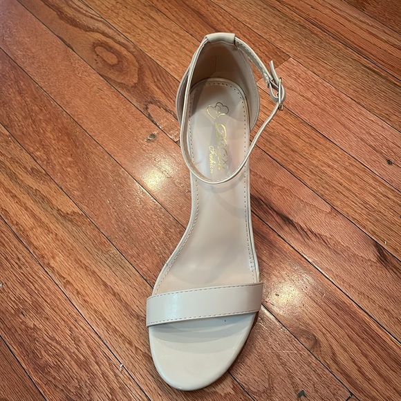 Cream colored block heels - Picture 2 of 3